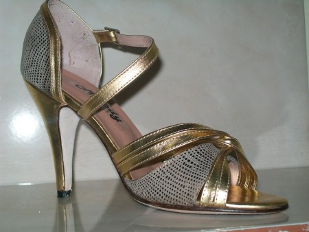 Modelo 05.- $780.- Sandalia dorada con tira cruzada sobre empeine, taco 10 cm. 